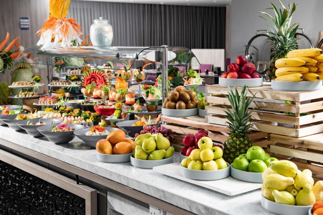 Park Inn by Radisson Makkah Aziziyah Mecca Bagian luar foto A buffet at a luxury hotel