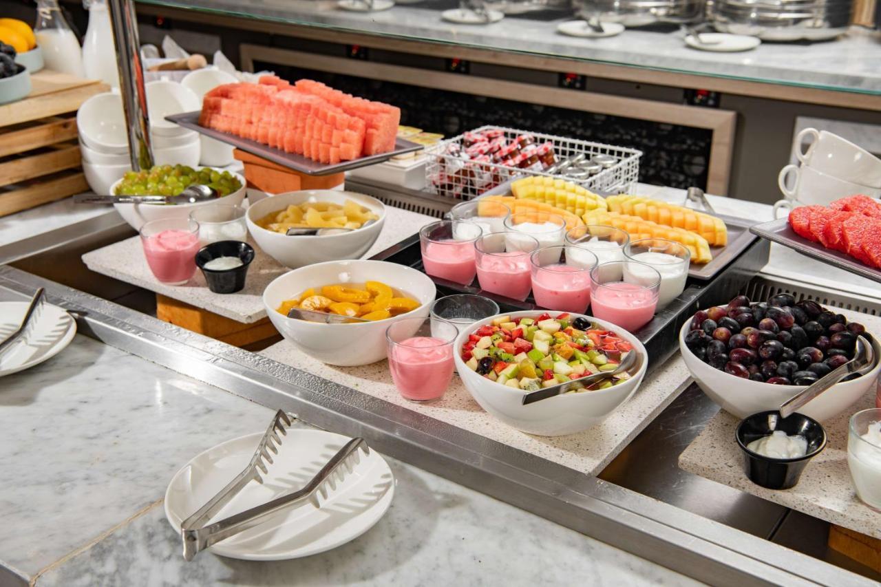 Park Inn by Radisson Makkah Aziziyah Mecca Bagian luar foto A buffet breakfast at a luxury hotel