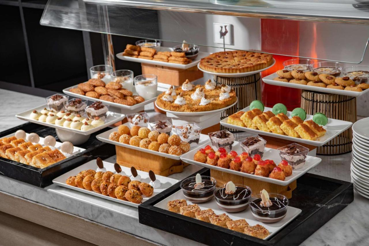 Park Inn by Radisson Makkah Aziziyah Mecca Bagian luar foto A buffet at a luxury hotel
