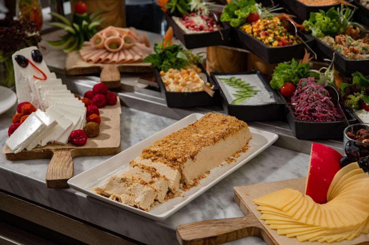 Park Inn by Radisson Makkah Aziziyah Mecca Bagian luar foto A buffet at a luxury hotel
