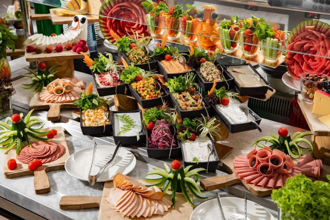 Park Inn by Radisson Makkah Aziziyah Mecca Bagian luar foto A buffet at a luxury hotel