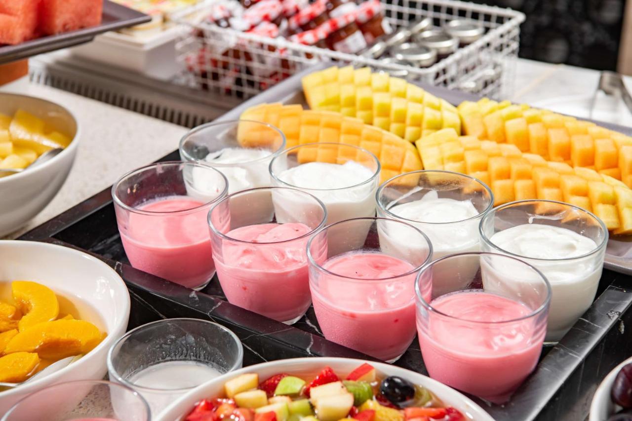 Park Inn by Radisson Makkah Aziziyah Mecca Bagian luar foto Yogurt and fruit at a buffet breakfast