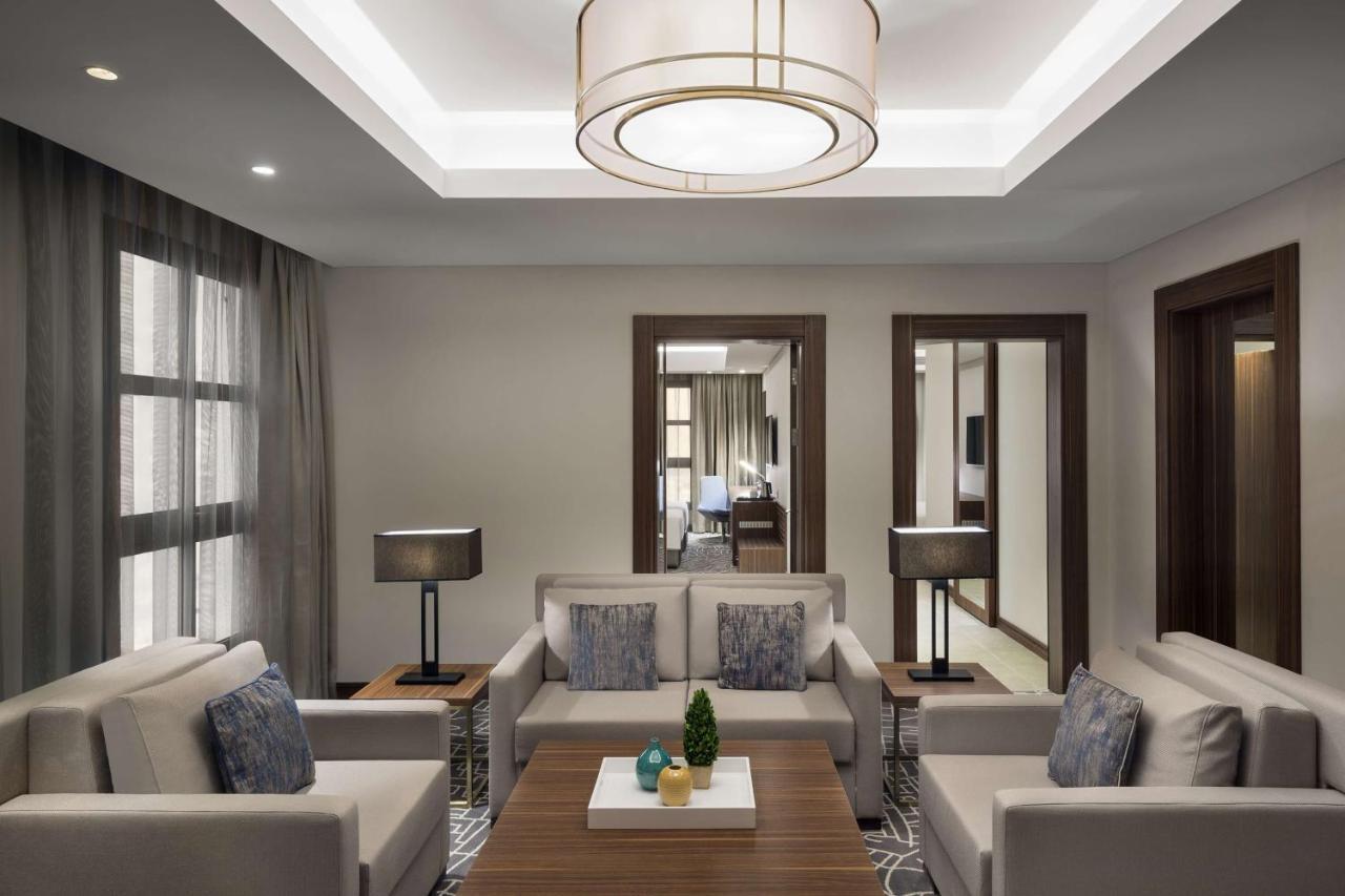 Park Inn by Radisson Makkah Aziziyah Mecca Bagian luar foto A living room in a suite at the hotel